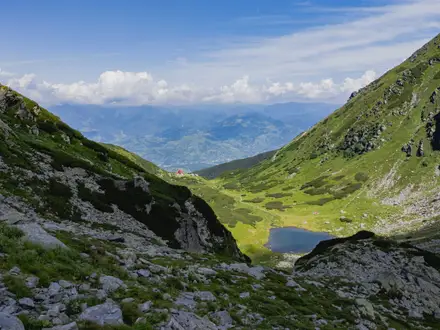 Iezer Lake Trail